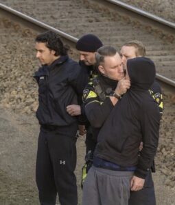 De politie pakt eindelijk door en laat zien dat ZIJ de baas zijn hier in Nederland