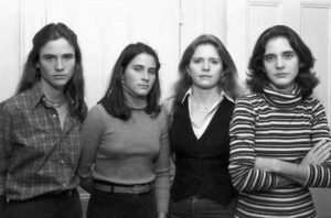 4 zussen namen 40 jaar lang dezelfde foto. Probeer niet te huilen wanneer je de laatste ziet