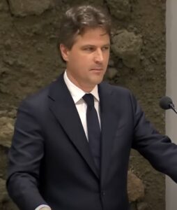 Discussie: Bontebal wil de dienstplicht opnieuw invoeren.