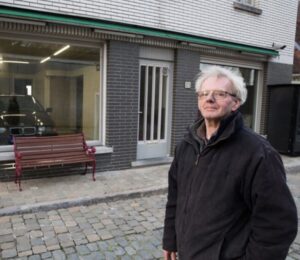Belg mocht van de gemeente geen garagedeur plaatsen, dus kwam hij met deze geniale oplossing