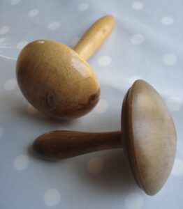 Iedereen moet dit houten voorwerp van vroeger kennen. Weet jij nog wat dit is..