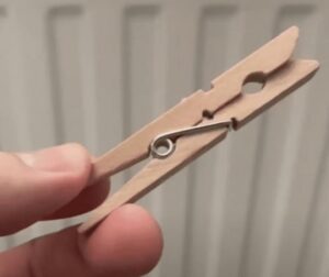 Dit is de reden waarom je altijd een wasknijper op de verwarming moet klemmen