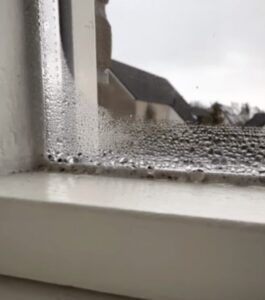 Met deze handige truc had hij nooit meer last van natte ramen & bijbehorende schimmel!
