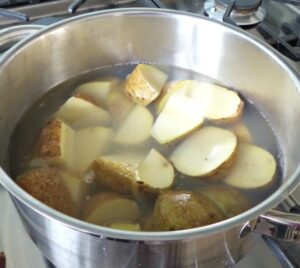 Dit is de juiste manier om aardappelen te koken: in heet of koud water!