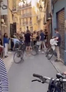 Nederlandse toeristen worden aangevallen door extreemlinkse jongeren in Valencia.