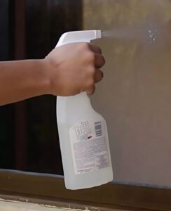 Veel mensen weten het niet, maar azijn rondom je ramen spuiten kan verrassende effecten hebben