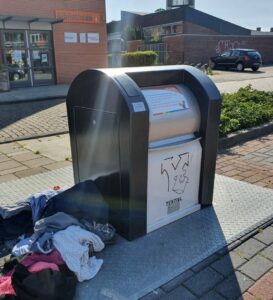 Dit is waarom je oude kleding beter niet zomaar in de textielbak moet gooien