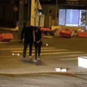 Vader grijpt rellende zoon stevig aan terwijl de hele buurt toekijkt..