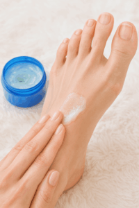 Vrouw smeert Vicks VapoRub op haar voeten voor het slapengaan, en dat doet ze met een verrassend slimme reden