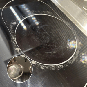 Zo krijg je eenvoudig ingebrande vlekken uit je kookplaat