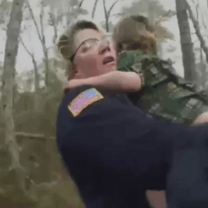 Verdwenen jongen duikt snikkend op uit het bos met zijn trouwe hond die hem geen seconde verliet