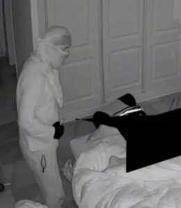 Gluurder breekt ’s nachts in en richt zich op vrouw in bed..