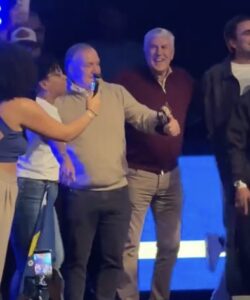 VIDEO: Dick Advocaat gaat los bij huldiging Curaçao in Rotterdam