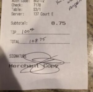 Zwangere serveerster geeft de rekening aan een politieagent..