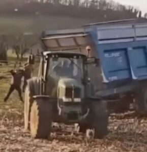 Boer is het zat dat jagers hun auto op zijn land zetten en neemt wraak met zijn tractor..