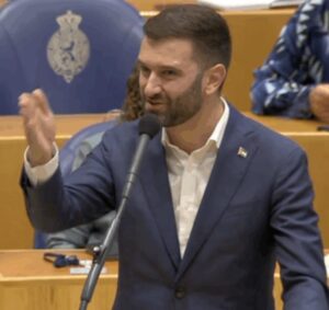 DENK-leider van Baarle woest op Nederlanders: ‘Ze staan er ook nog voor te klappen!’