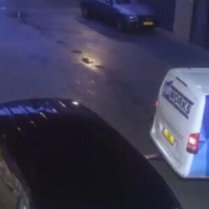 Fout geparkeerd voor zijn garage? Hij wachtte niet op de politie.