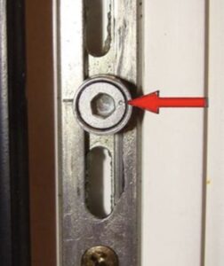 In het raamkozijn zit een schroef die je in de winter (en zomer) kunt verstellen: zo werkt het..