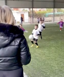 Voetbalwedstrijdje voetbal vastleggen blijkt lastig wanneer papa’s camera plots een heel eigen koers kiest