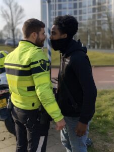 Kereltje wil niet aangeraakt worden, maar daar heeft de agent geen boodschap aan…