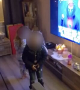 Meningen verdeeld: Video gaat viraal van moeder die haar kinderen laat dansen op anti-azc-lied