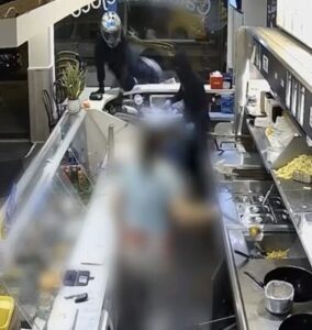 Snackbareigenaresse (54) uit Eindhoven jaagt twee overvallers met pollepel haar zaak uit (alles staat op beeld(