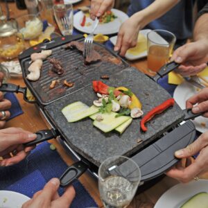 Met de feestdagen lekker gourmetten? Met deze truc raak je die hardnekkige gourmetlucht snel kwijt!