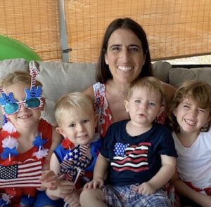 Alleenstaande pleegmoeder weigert broers en zussen te scheiden dus adopteert ze ze alle vier